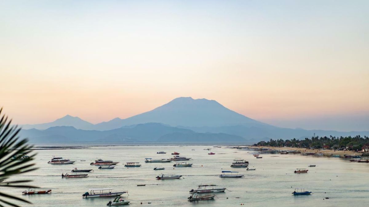 Nusa Lembongan overlooking Mount Agung